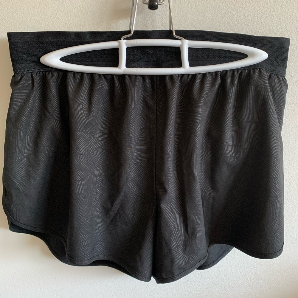 Black gap active shorts - Picture 2 of 5